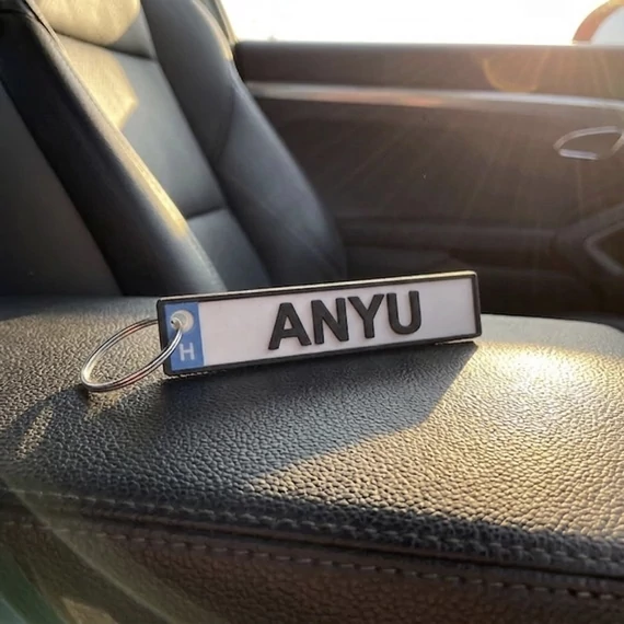 Anyu rendszámos kulcstartó